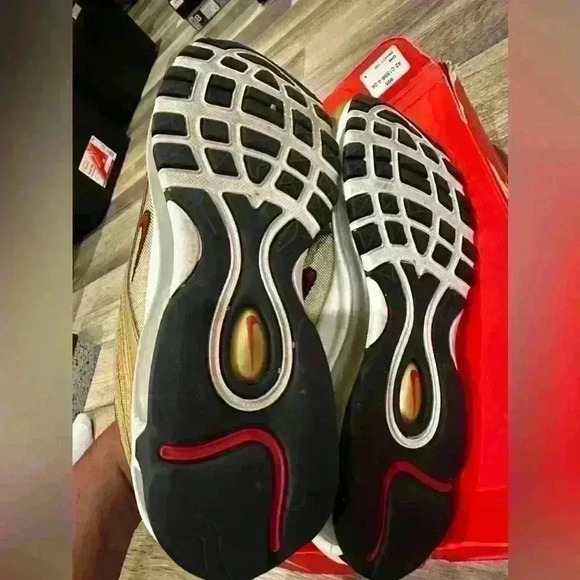 Air Max 97 OG size 8 varsity metallic gold varsity red with box pre owned - Picture 5 of 5